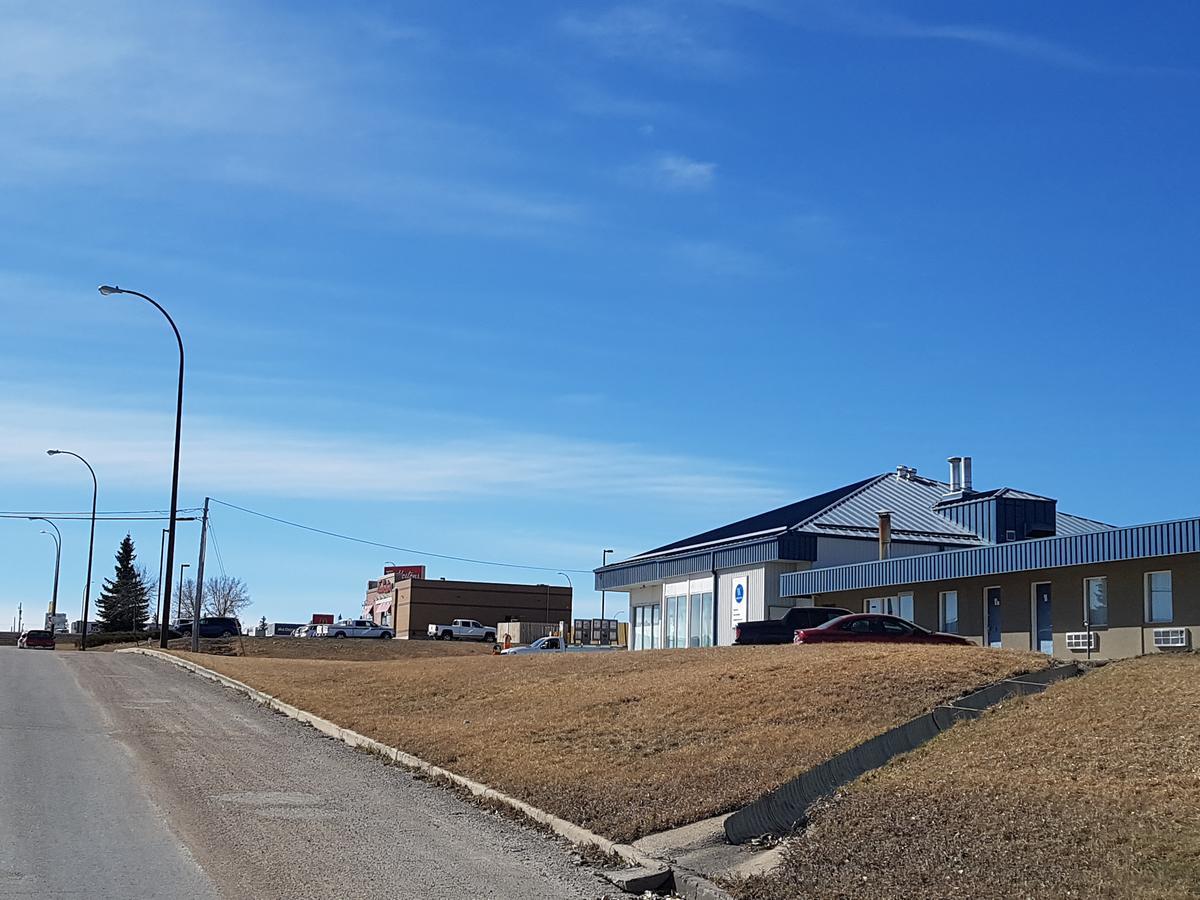 Widus Inn Swift Current Bagian luar foto