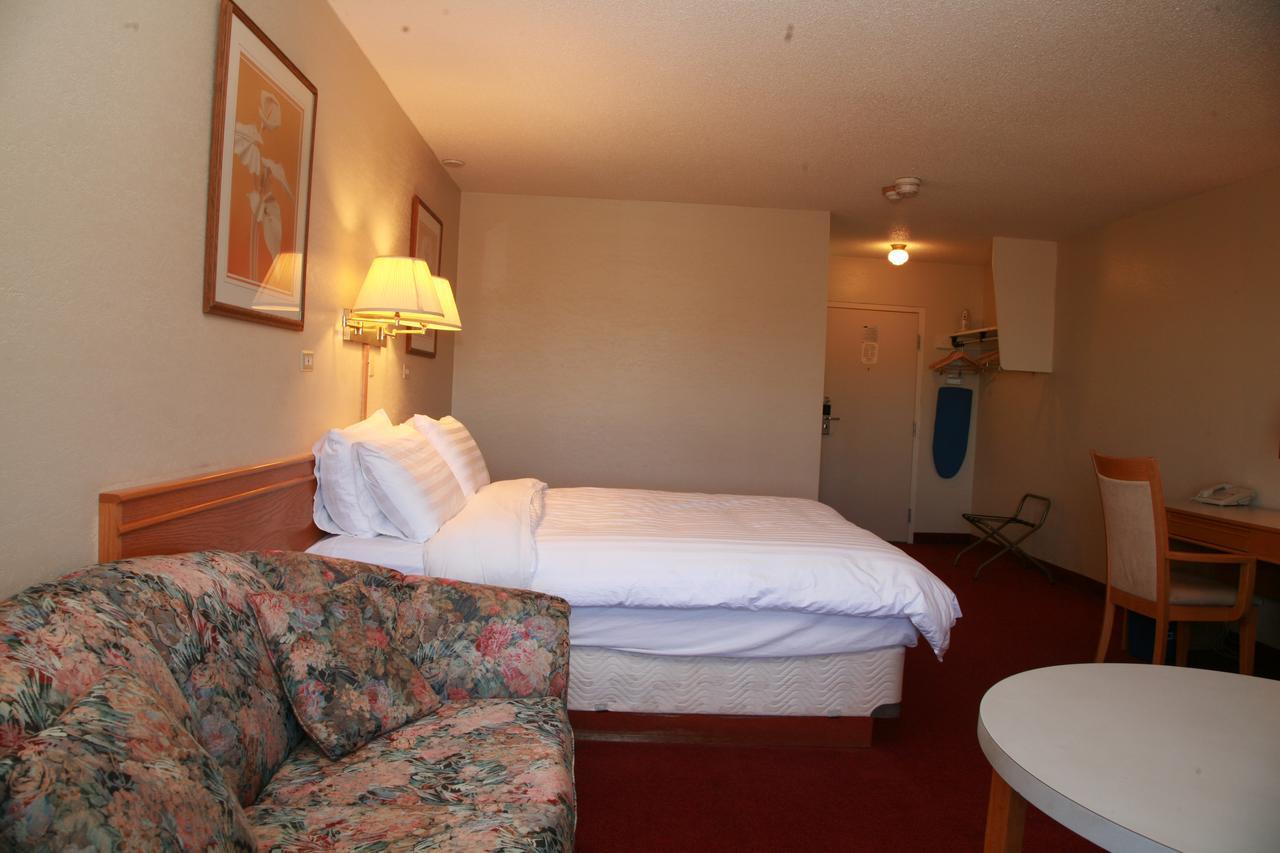 Widus Inn Swift Current Bagian luar foto